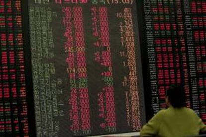 Un inversor observa la información bursátil en Seúl.