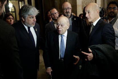 El expresidente Jordi Pujol, acompañado de su hijo Pere Pujol Ferrusola (d), conversa con el presidente del grupo parlamentario de JxCAT, Albert Batet.