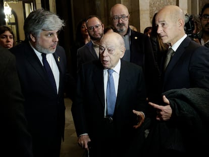 El expresidente Jordi Pujol, acompañado de su hijo Pere Pujol Ferrusola (d), conversa con el presidente del grupo parlamentario de JxCAT, Albert Batet.