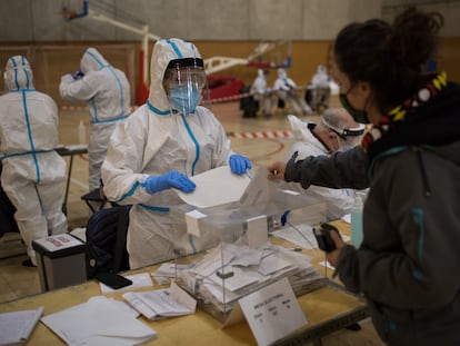 Una persona vota en el colegio electoral habilitado en el pabellón de la Espanya Industrial, en Barcelona, el pasado 14 de febrero.