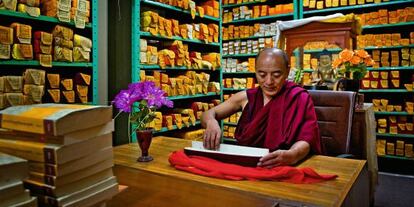En la Tibetan Library, Lobsang Kalsang, de 42 años, es guardián de las enseñanzas de Buda (rojos) y sus comentarios (amarillos), traídos de Tíbet como un tesoro.