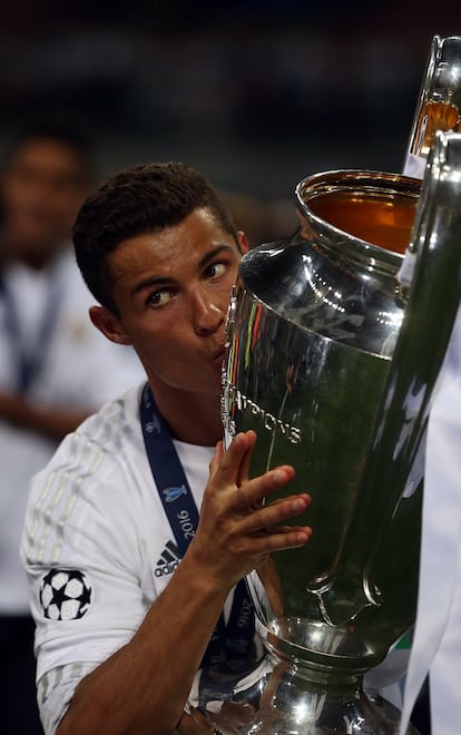 Ronaldo besa la Copa