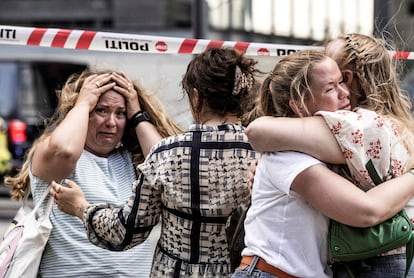 People react in front of the Field's shopping centre, after Danish police said they received reports of a shooting at Field's shopping centre, in Copenhagen, Denmark, July 3, 2022. Ritzau Scanpix/Olafur Steinar Rye Gestsson via REUTERS    ATTENTION EDITORS - THIS IMAGE WAS PROVIDED BY A THIRD PARTY. DENMARK OUT. NO COMMERCIAL OR EDITORIAL SALES IN DENMARK. THIS PICTURE WAS PROCESSED BY REUTERS TO ENHANCE QUALITY. AN UNPROCESSED VERSION HAS BEEN PROVIDED SEPARATELY.