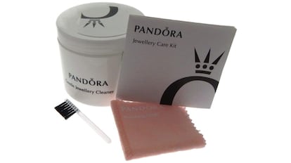 Kit ahorro de limpieza para joyas de plata elaborado por la marca de bisutería de Pandora