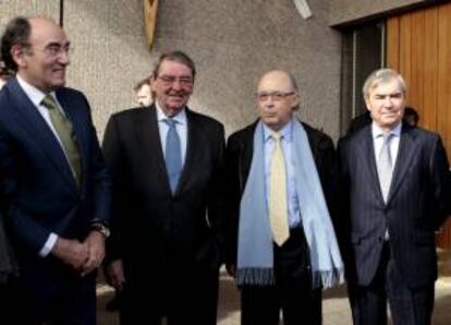 El ministro de Hacienda y Administraciones Públicas, Cristobal Montoro, (2d), junto al presidente del Círculo de Empresarios Vascos, Jose Bergareche (d); el presidente de Iberdrola Ignacio Sánchez Galán, (i) y Alejandro Echevarría, (2i). EFE/Archivo