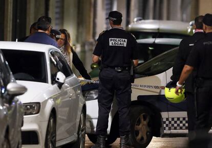 La polic&iacute;a en las inmediaciones del edificio de Elda donde se produjo el asalto. 