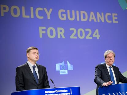 El vicepresidente económico de la Comisión, Valdis Dombrovskis, y el comisario de Economía, Paolo Gentiloni, el 8 de marzo en Bruselas.