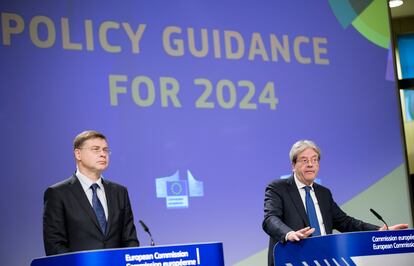 El vicepresidente económico de la Comisión, Valdis Dombrovskis, y el comisario de Economía, Paolo Gentiloni, el 8 de marzo en Bruselas.