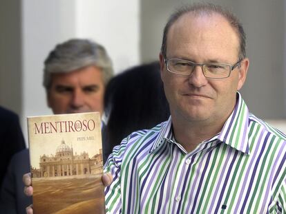 Pepe Mel muestra un ejemplar de <i>El mentiroso,</i> su primera novela.