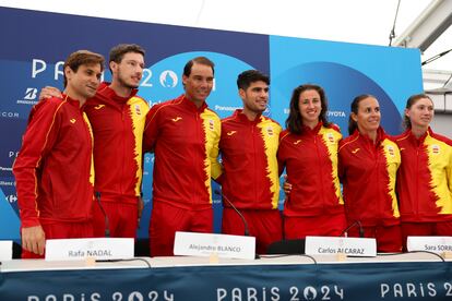De izquierda a derecha, David Ferrer, Pablo Carreño, Rafa Nadal, Carlos Alcaraz, Sara Sorribes, Anabel Medina y Cristina Bucsa, este miércoles en París.