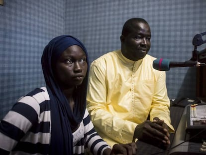 Oyssenou Diop y Ami Gueya miran desde la mesa de sonido el estudio de radio.