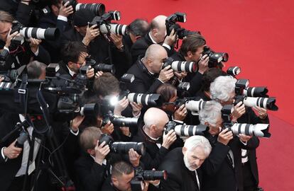  Los fotografos esperan en la alfombra roja para fotografiar a los invitados al pase gráfico de la película 'Ma Loute'.