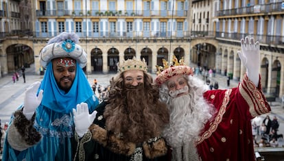  Los Reyes Magos han saludado a los niños de San Sebastián este domingo desde la plaza de la Constitución.