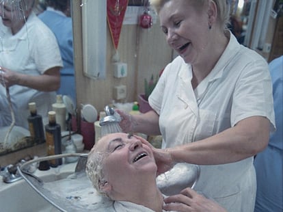 Una peluquera lava la cabeza a una mujer (Foto de David Turnley/Corbis/VCG via Getty Images)