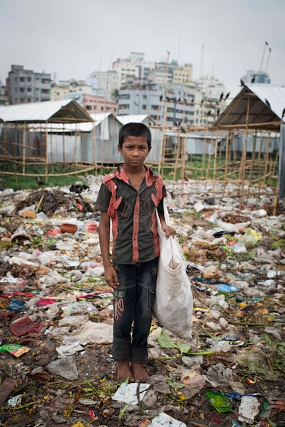 Shopon, 11 años (2015). Trabaja rebuscando en la basura del vertedero del slum de Korail, en Daca.