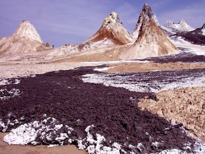 El volc&aacute;n Oldoinyo Lengai, en Tanzania, es actualmente el &uacute;nico que emite rocas del carbono profundo, procedentes del manto terrestre.
 
  
 