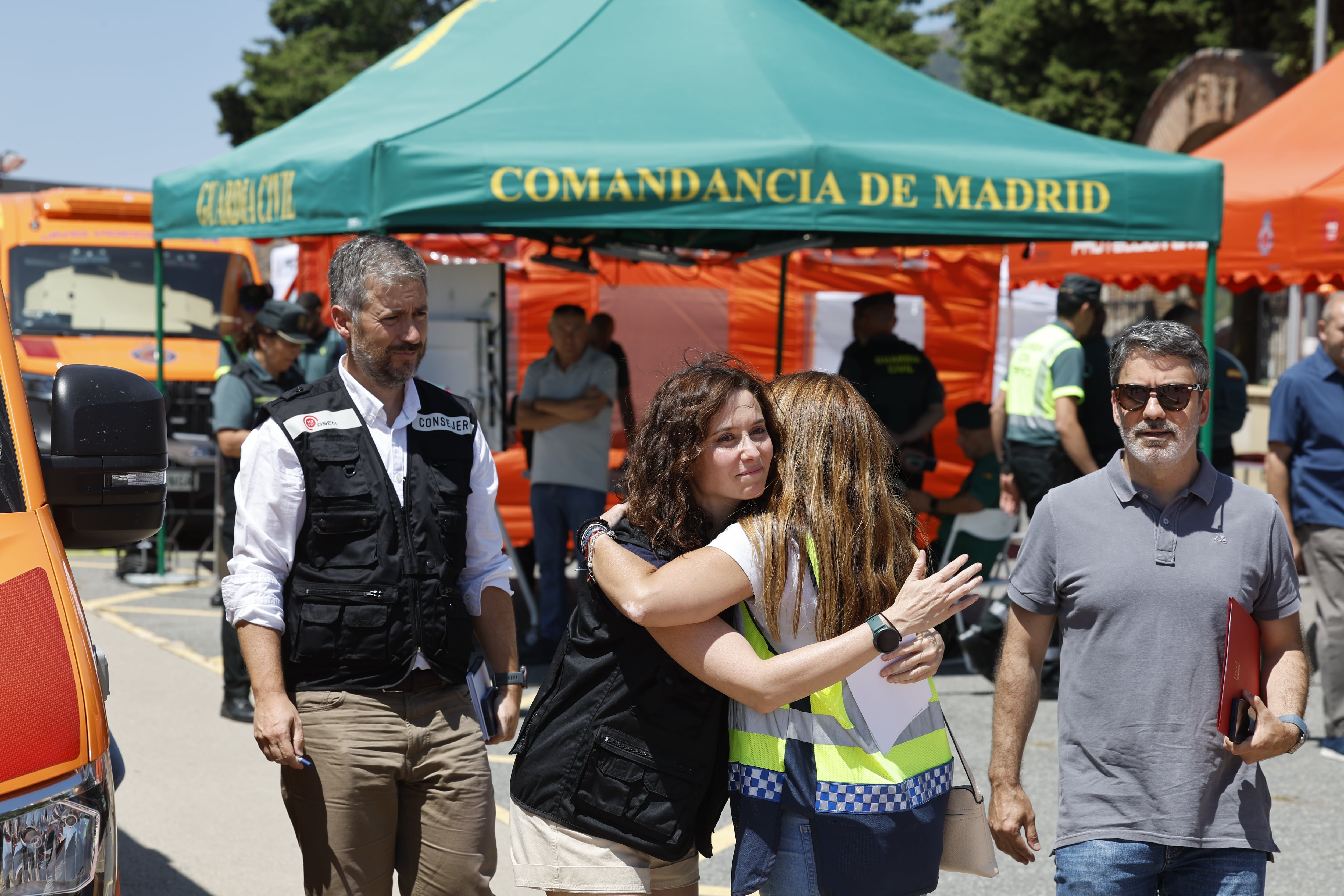 La presidenta madrileña, Isabel Díaz Ayuso, durante su visita este viernes al Puesto de Mando Avanzado (PMA) de los incendios que afectan a la Comunidad de Madrid, instalado en Cenicientos.