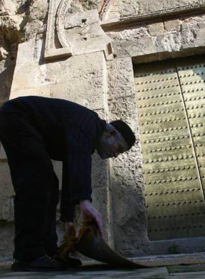 Escudero se dispone a rezar en el exterior de la mezquita.