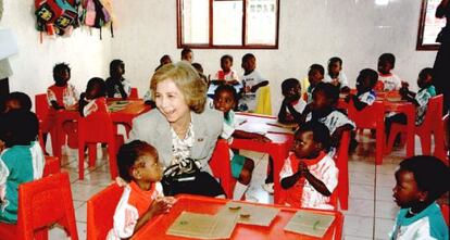 Do&ntilde;a Sof&iacute;a, durante un viaje a Mozambique en abril de 1998. 