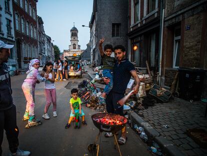 Vecinos de Verviers, el pueblo más afectado de Bélgica, organizan barbacoas por la noche para preparar la cena.