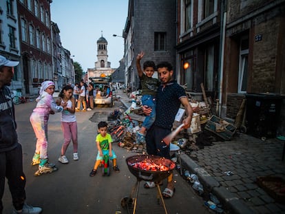 Vecinos de Verviers, el pueblo más afectado de Bélgica, organizan barbacoas por la noche para preparar la cena.