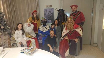 Iniesta (c) with his family in the photo that caused controversy.
