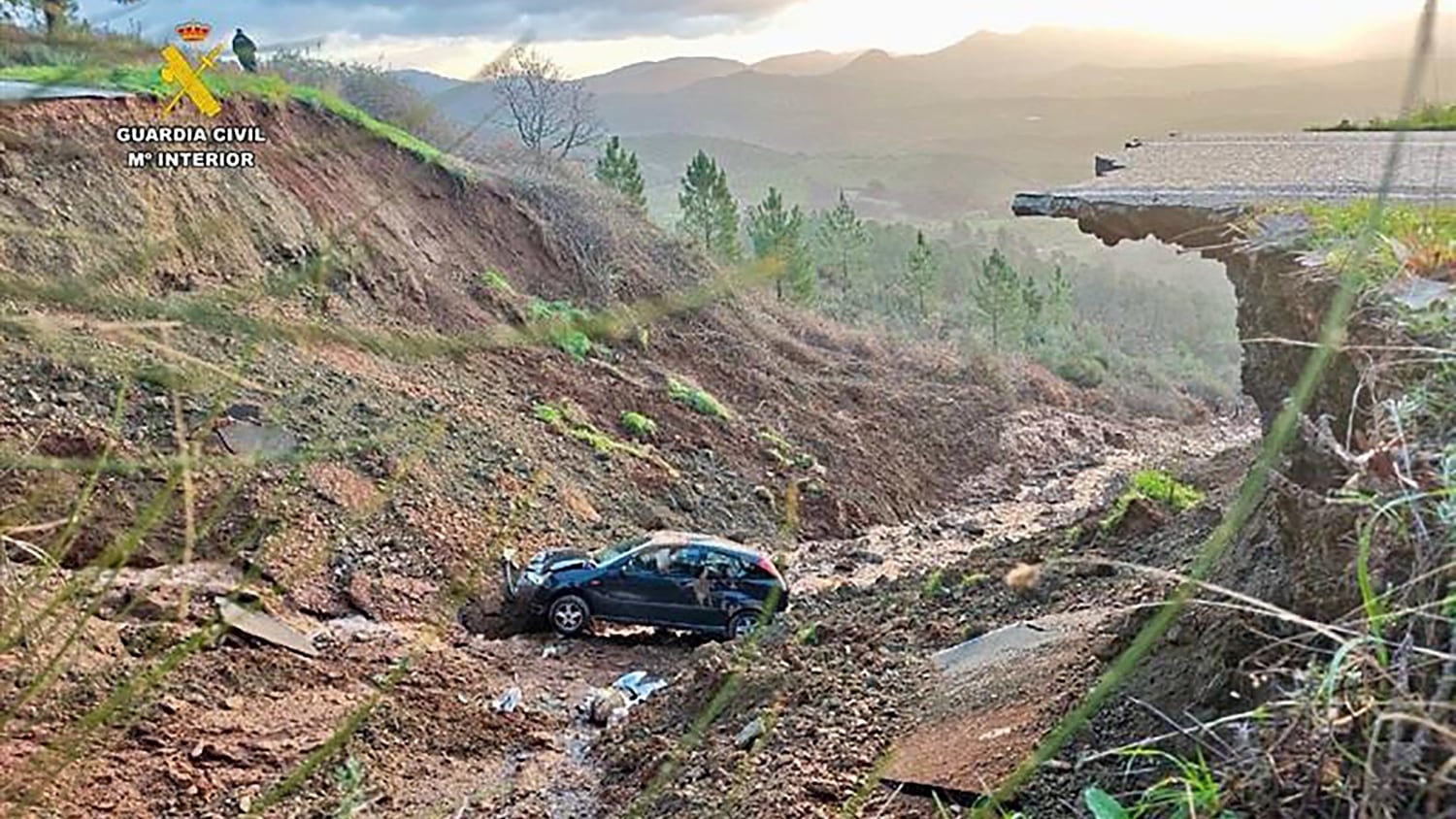 Herida una mujer al caer su coche en un socavón enorme en una carretera de Cáceres