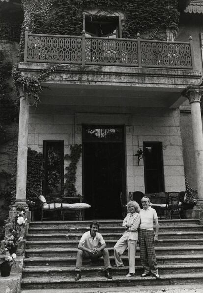 Els ducs d'Alba, Cayetana i Jesús Aguirre, es fotografien acompanyats per Cayetano Martínez de Irujo a la casa que tenia a Sant Sebastià el juliol del 1986.