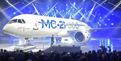 El primer ministro ruso Dimitri Medvedev se dispone a dar un discurso antes el avi&oacute;n MC-21