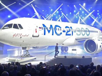 El primer ministro ruso Dimitri Medvedev se dispone a dar un discurso antes el avi&oacute;n MC-21