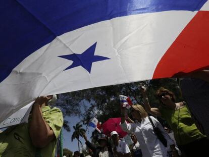 Una manifestación ante la embajada española en Panamá por el conflicto del Canal.