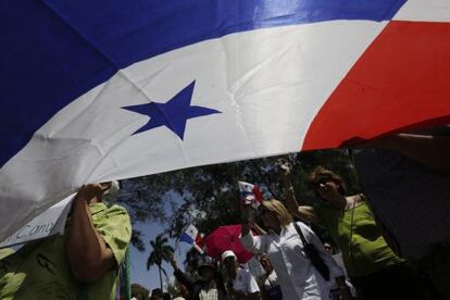 Una manifestación ante la embajada española en Panamá por el conflicto del Canal.