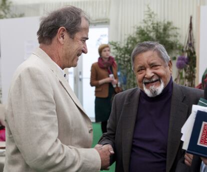 Los escritores Paul Theroux y V.S. Naipaul se reconcilian en el Hay Festival tras 15 años de distanciamiento.