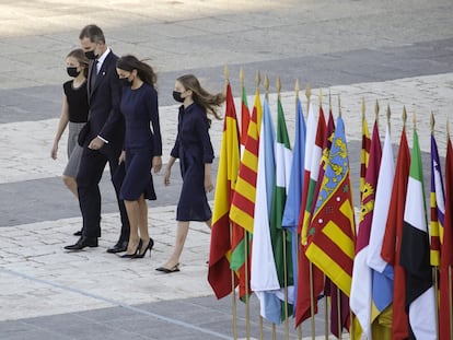 La Familia Real llega al homenaje a las víctimas de la covid en el Palacio Real.