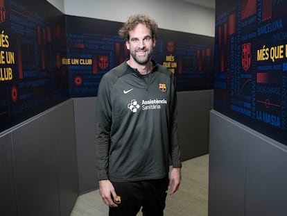 Roger Grimau posa en uno de los pasillos del Palau Blaugrana.