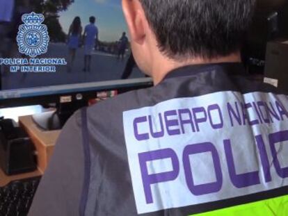 La Policía Nacional incauta dos dispositivos que el arrestado tenía instalados en una bicicleta y encuentra en su domicilio 16 dispositivos electrónicos de almacenamiento con vídeos sexuales