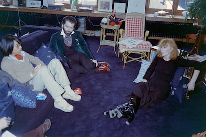 Karl Lagerfeld entre Kenzo Takada y Sonia Rykiel en 1973.