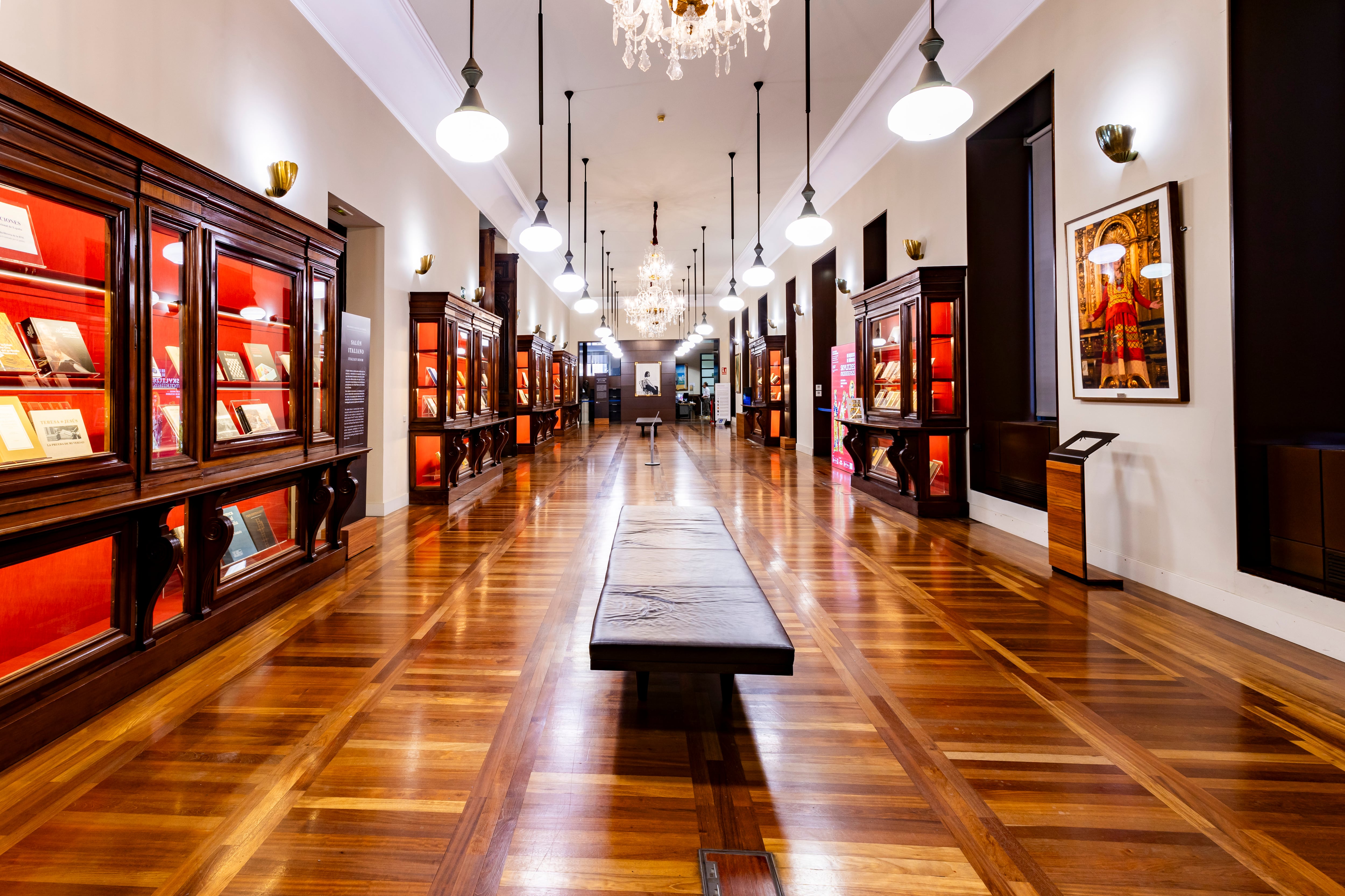Durante un tiempo, estucos y mármoles decoraron el Salón italiano.
