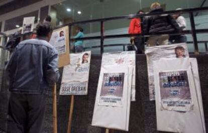 Carteles a favor de la excarcelación de Bolinaga en el Hospital Donostia.