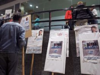 Carteles a favor de la excarcelaci&oacute;n de Bolinaga en el Hospital Donostia.