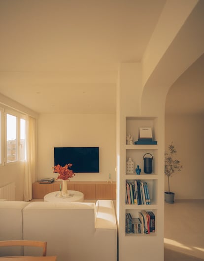 Marta Miñarro, de Studio Lemon, ha apostado por la sobriedad y el orden en su propuesta para el apartamento del creador de contenido Alexsinos, que cuenta con más de 260.000 seguidores en Instagram.