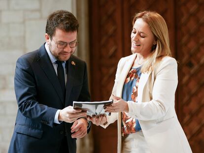 El presidente de la Generalitat, Pere Aragonès, recibía el 19 de marzo de manos de la consejera de Economía y Hacienda, Natàlia Mas, la propuesta de financiación singular para Cataluña.