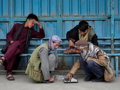 Hombres juegan a ajedrez en las calles de Kabul Afganistan