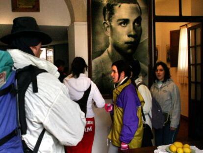 Imagen de archivo de participantes en la &quot;Senda del Poeta&quot; visitan la casa natal de Miguel Hern&aacute;ndez en Orihuela.