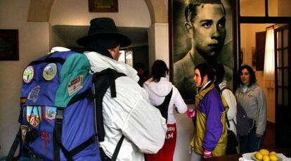 Imagen de archivo de participantes en la &quot;Senda del Poeta&quot; visitan la casa natal de Miguel Hern&aacute;ndez en Orihuela.