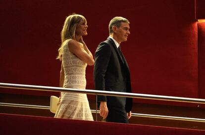 El presidente del Gobierno, Pedro Snchez, y su mujer, Bego?a Gmez, a su llegada a la entrega del Premio Donostia, en el Festival de Cine de San Sebastin, el 26 de septiembre.