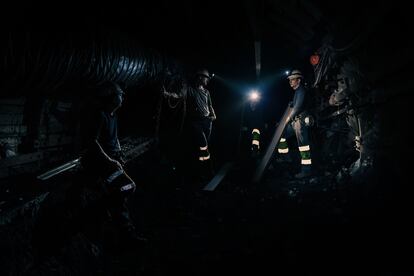 Un grupo de mineros, en la galería siete (580 metros bajo tierra) del pozo San Nicolás, en Mieres. Es la última mina de carbón en funcionamiento de España. 