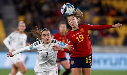 La jugadora española Olga Carmona defienda la pelota ante Melissa Herrera. 