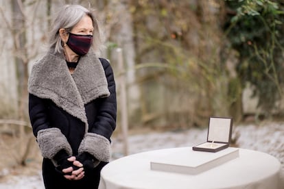 Louise Glück con el premio Nobel, el 7 de diciembre de 2020, a las afueras de su casa en Cambridge (Massachussets). 