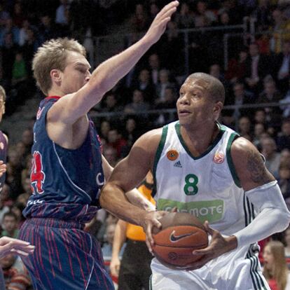 El alero del Panathinaikos Mike Batiste protege el balón ante Brad Oleson